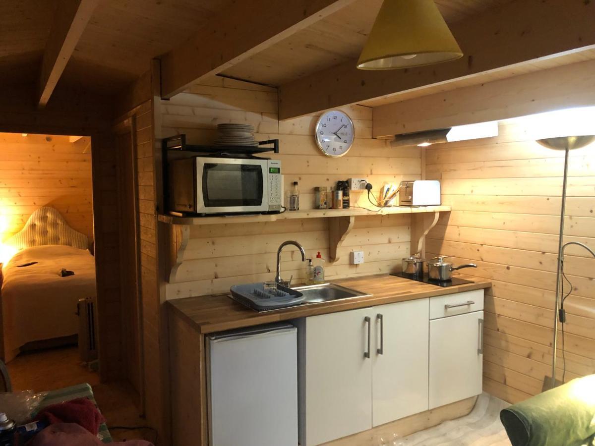 Cosy Garden Log Cabin Salisbury Exterior photo