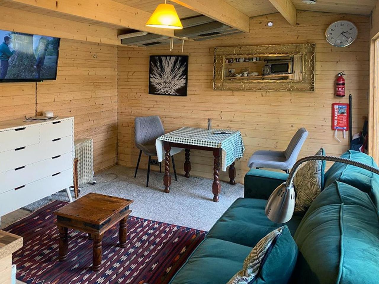Cosy Garden Log Cabin Salisbury Exterior photo